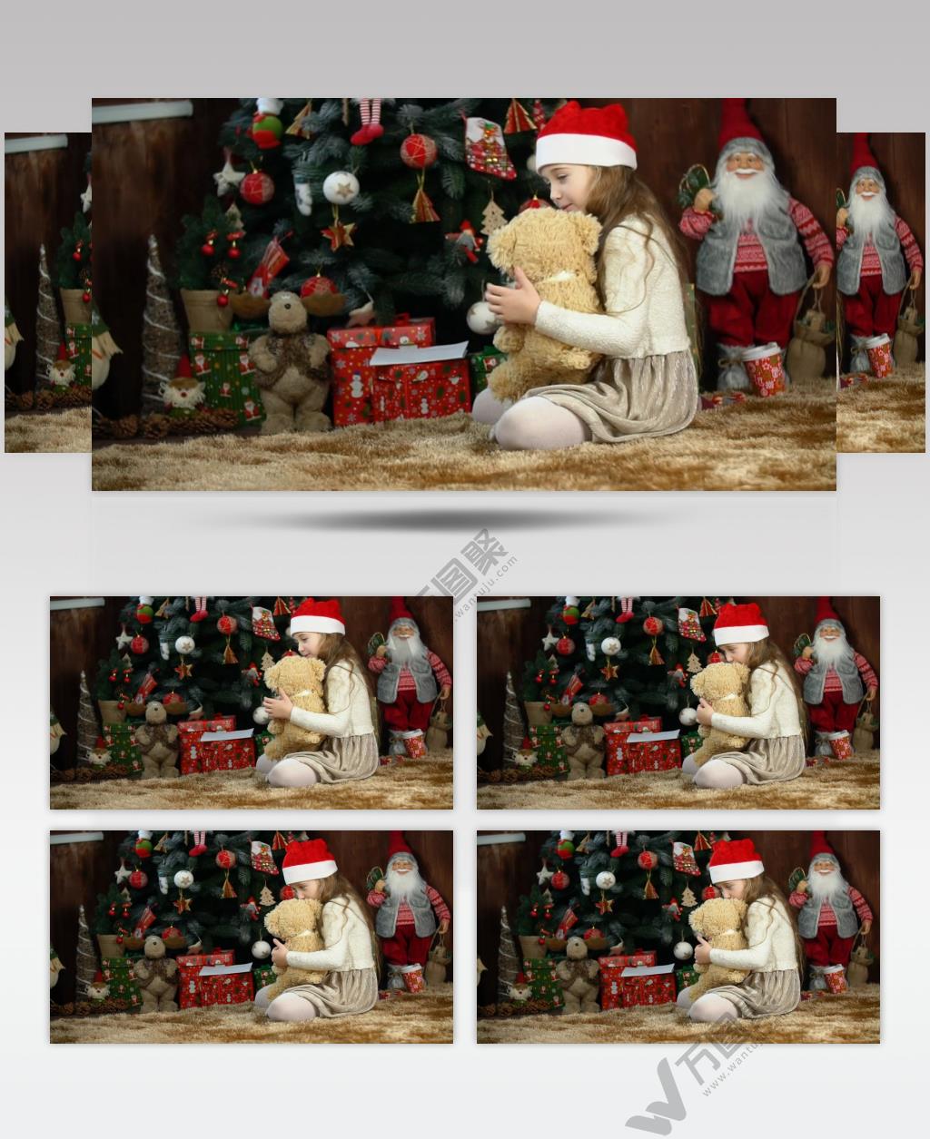 小女孩玩在圣诞树上的玩具熊