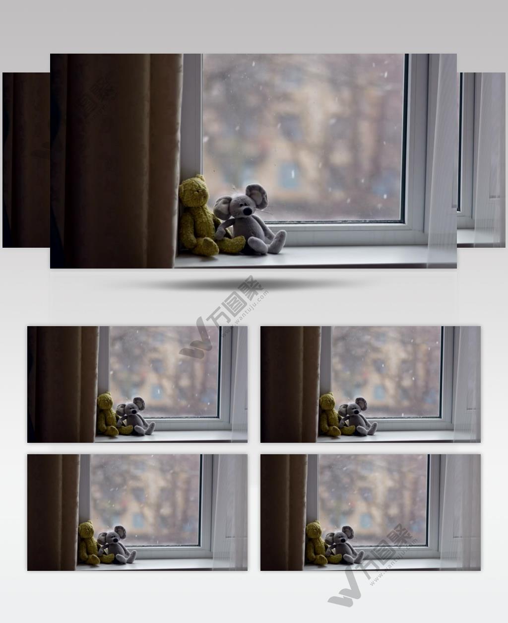 圣诞节冬天窗户边的玩具熊实拍视频