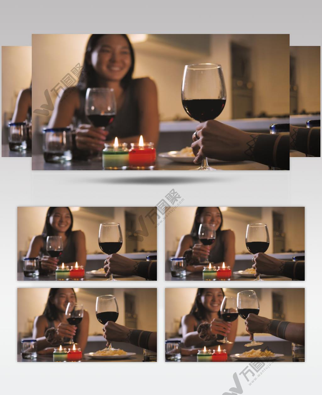 两个女人在昏暗的餐桌上举杯庆祝