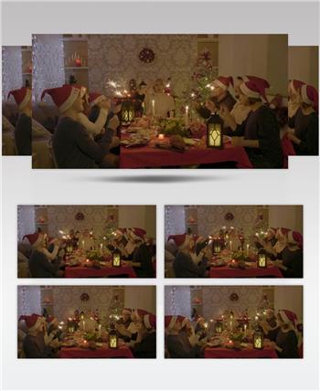 欧美家庭在圣诞节晚宴上唱歌和挥舞烟火