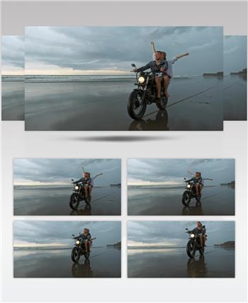 一对骑摩托车去海滩旅游的夫妇