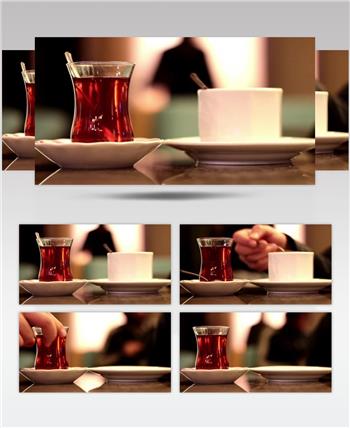 实拍餐厅里倒一杯红茶和一杯咖啡