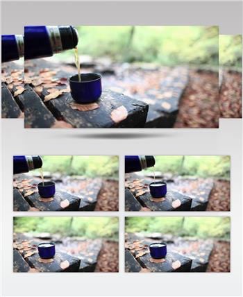 在树林里的小屋里倒茶喝茶