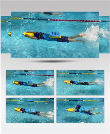 实拍小朋友泳池游泳训练视频