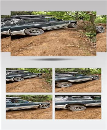 越野车在山坡泥坑上表演视频特拍
