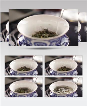 [泡茶]向茶杯中倒入开水露出部分茶叶实拍视频