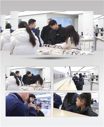 母女手机店选购儿童手表