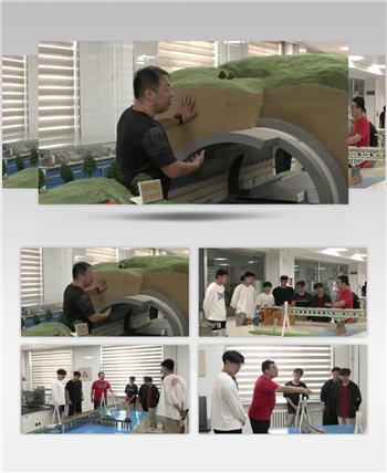技校桥梁建筑专业学生看模型上课