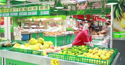 超市商场购物 家庭主妇市民生蔬菜活市场买东西 实拍高清视频素材SP049超市售卖员摆水果003