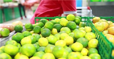 超市商场购物 家庭主妇市民生蔬菜活市场买东西 实拍高清视频素材SP049超市售卖员摆水果002