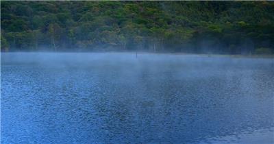 ［4K］ 雾气潮潮的湖面 4K片源 超高清实拍视频素材 自然风景山水花草树木瀑布超清素材