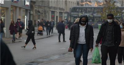 戴着口罩的人在英国牛津一条繁忙的街道上走来走去