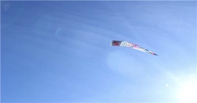 晴朗的天空下放风筝