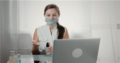 女人戴着口罩在办公司用消毒液洗手消毒防疫视频