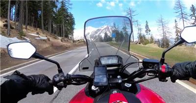 实拍骑着摩托车开在山间公路上沿途风景