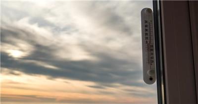 实拍高铁上室外的温度测量表