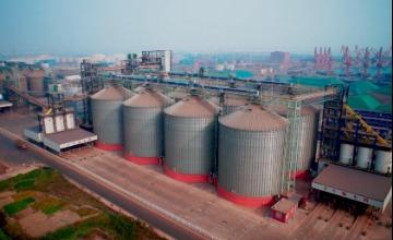 航拍港口粮食罐储粮罐高清视频