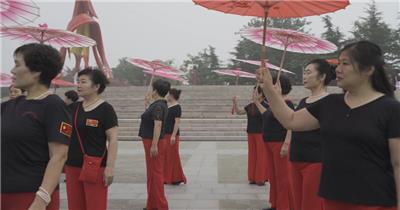 城市市民晨练广场舞舞剑太极幸福生活4K超高清视频