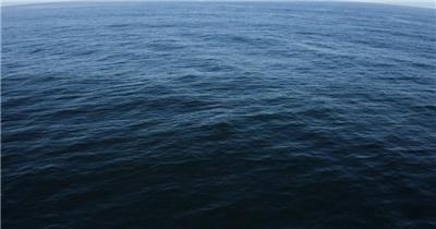 平静的蓝海的空中拍摄