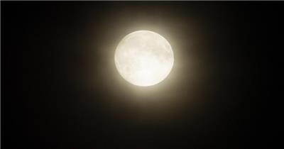 在一个黑暗的夜晚，满月和柔和的薄雾矗立在天空中