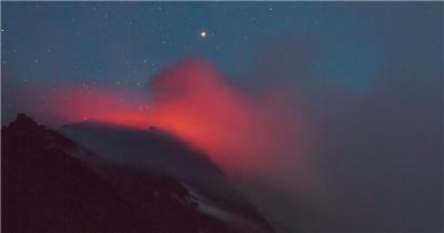 一座活火山在夜间喷发飘烟的近距离拍摄