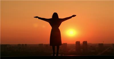 日落时屋顶上的女人