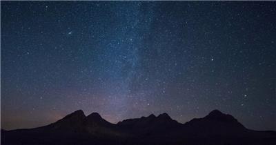 银河在晴朗的天空中看到了一个布满星星的夜晚