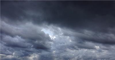 暴风雨前浓密的云层
