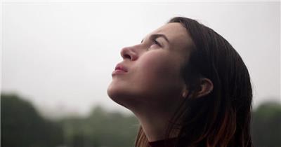 悲伤的女人仰望天空