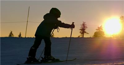 傍晚在雪山滑雪场滑雪的人