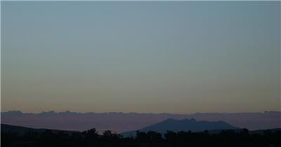 当天空逐渐变暗时，自然景观的时间流逝