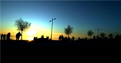 海边日落时行人的景色