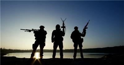 实拍清晨湖边的三个拿枪的士兵