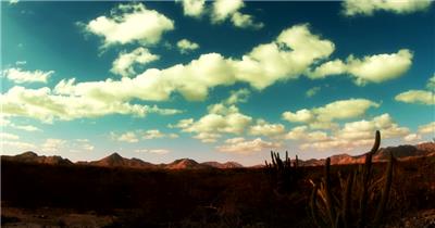 沙漠的时间流逝，云朵飞快地穿过蓝天