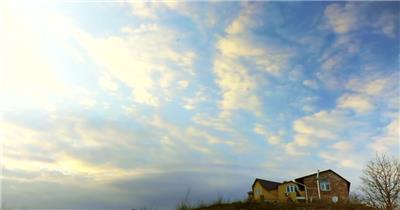  延时摄影云彩掠过一所乡村房屋