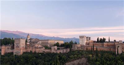 蓝天白云下的古堡建筑