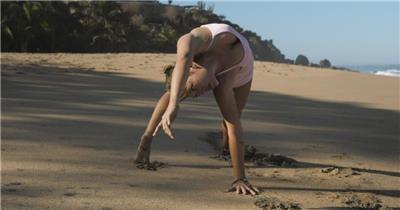 实拍女人在海滩上伸展和做瑜伽
