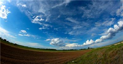 延时摄影云彩穿越天空下的草原