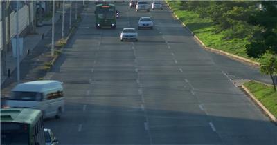 清晨的高速公路上的交通