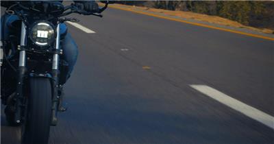 在高速公路上的摩托车上快速行驶