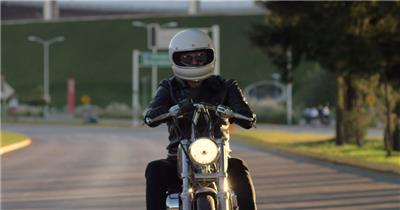 在一条孤独的街道上驾驶摩托车的人