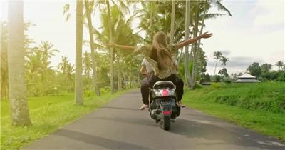 幸福的情侣骑着摩托车来一次开心的旅行