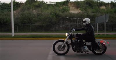 在街上开摩托车的人