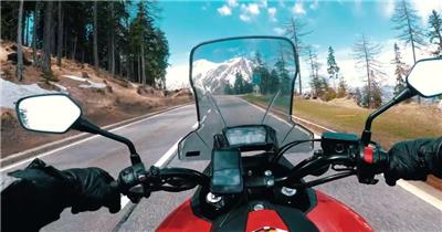 一辆摩托车在山上行驶的景象