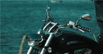 湖边的黑色摩托车
