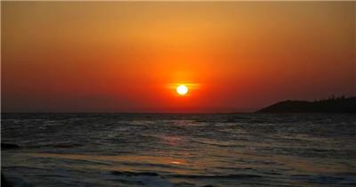 延时摄影傍晚夕阳下的大海海岸线