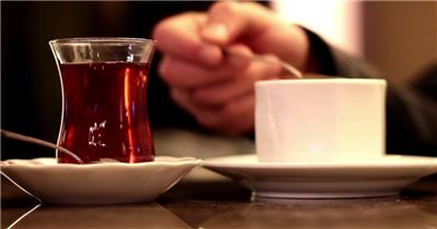 实拍餐厅里倒一杯红茶和一杯咖啡