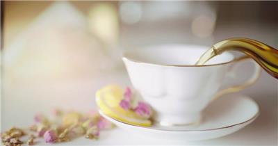茶倒入经典瓷茶杯与鲜花