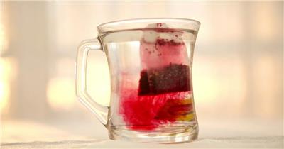 实拍用玻璃杯冲泡一杯红茶