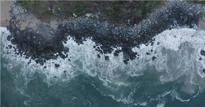 空中摄影大海海岸边海浪冲向海岸岩石